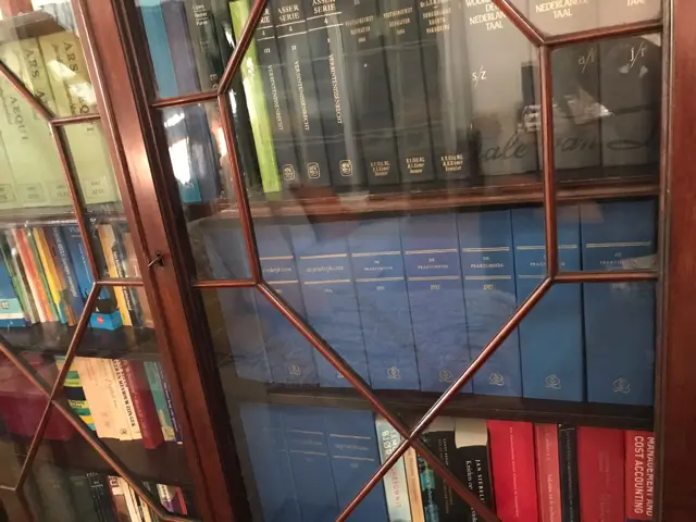 Boekenkast met juridische naslagwerken achter glas