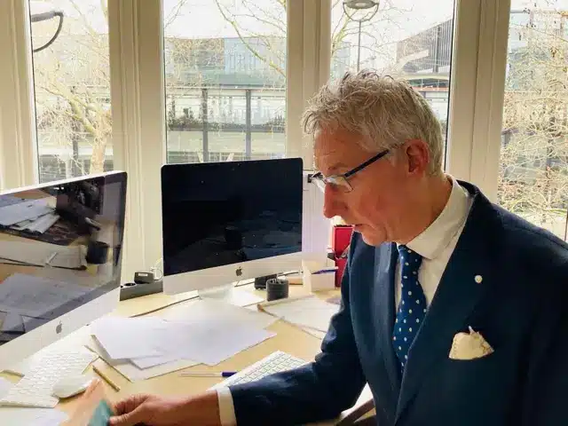 John Koreman aan het werk achter zijn bureau
