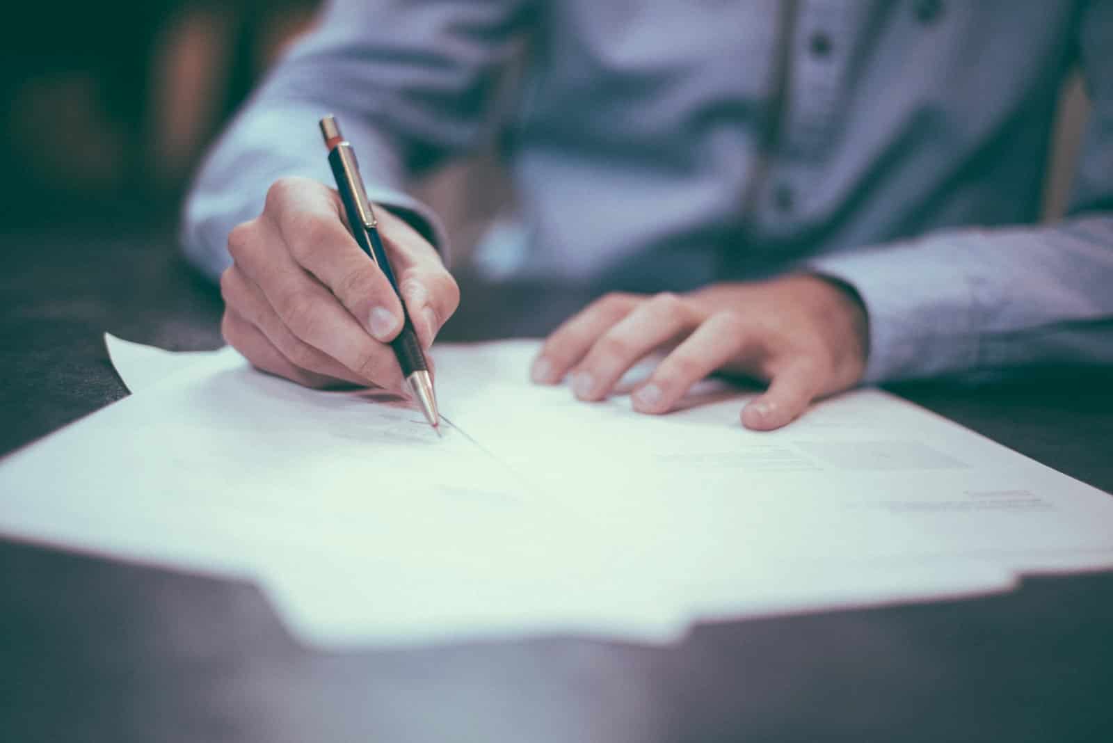 Een contract wordt ondertekend