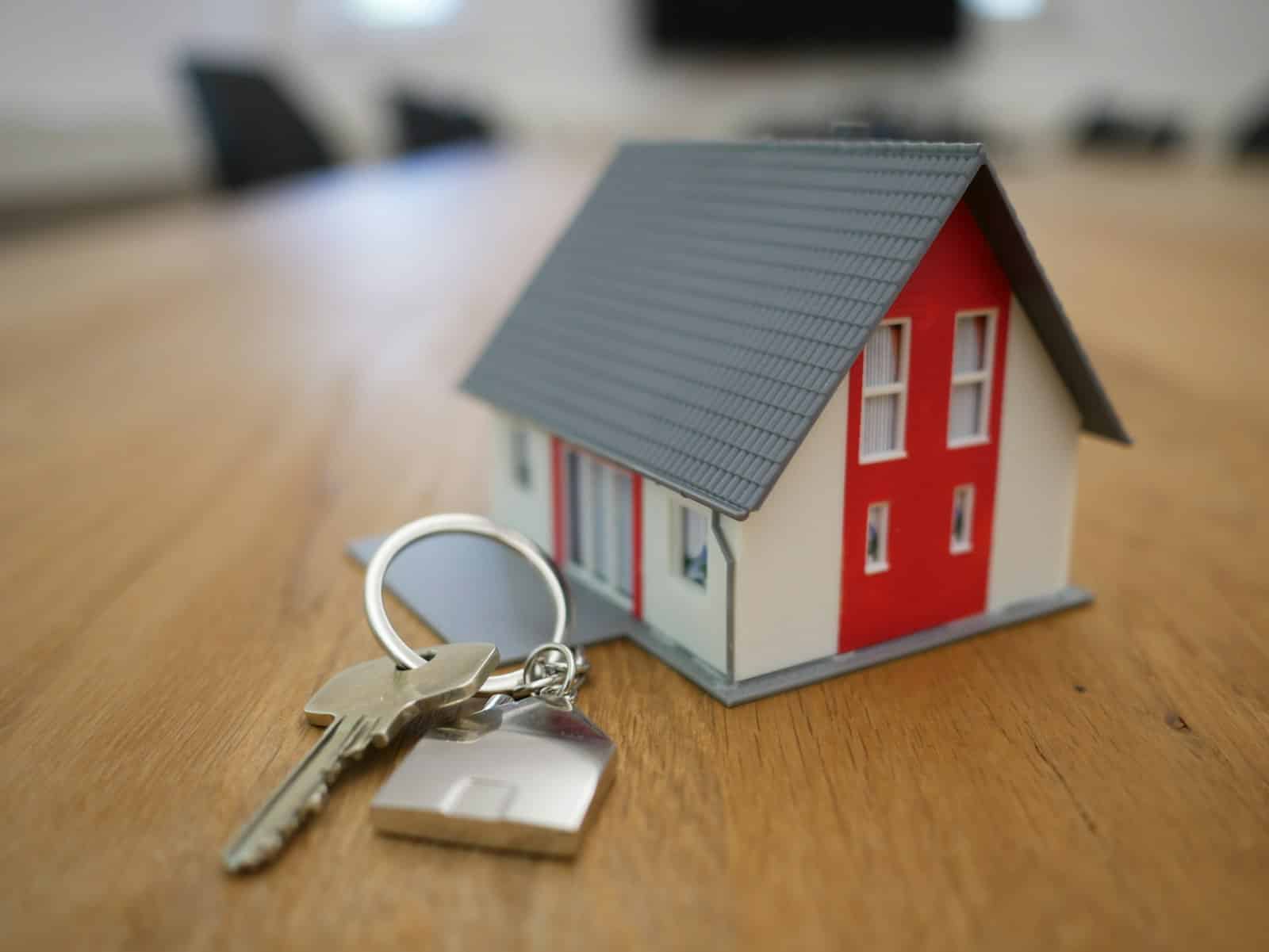 Sleutels van een woning worden overhandigd